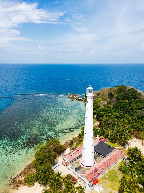Foto belitung strand en eilanden drone view met lengkuas eiland vuurtoren