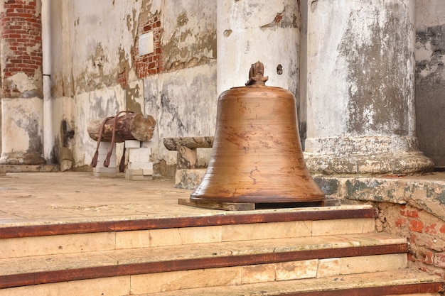 Primo piano di bell sul pavimento