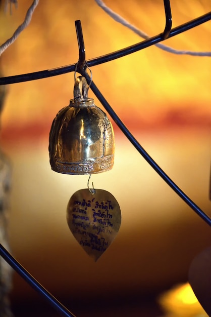 Foto bell-golden bell en de pho leaf in boeddha tempel