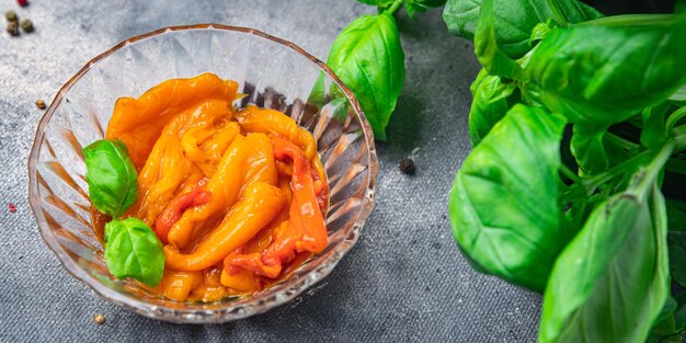 Peperone verdura al forno piatto fresco pasto sano spuntino sul tavolo copia spazio cibo sfondo