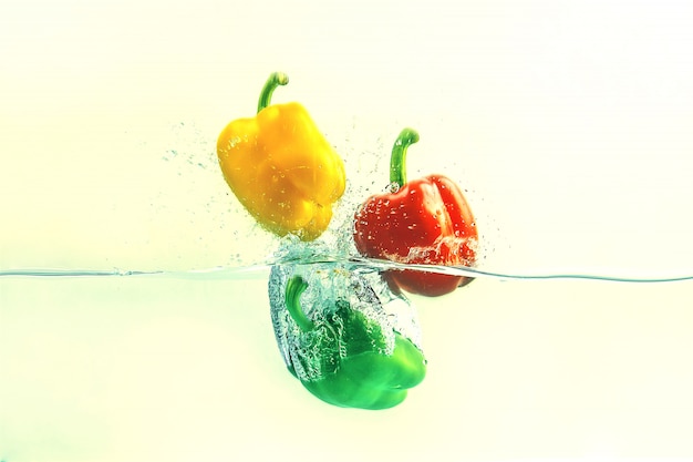 Photo bell pepper  falls in water