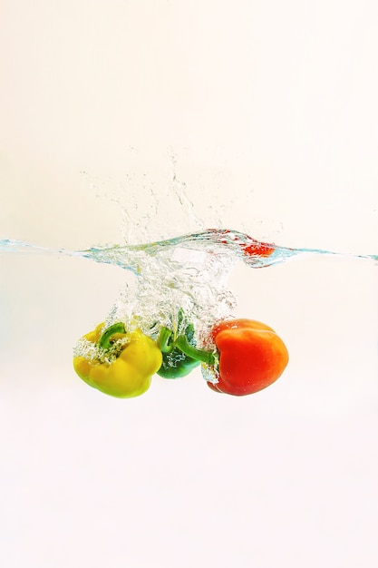 Photo bell pepper  falls in water