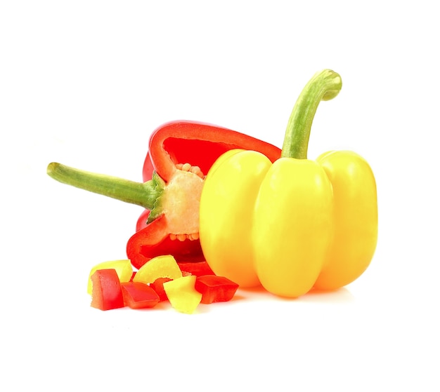 피망은 Capsicum annuum 종의 품종 그룹이며 흰색 배경에 아름다운 조각 빨간색과 노란색 피망을 보여줍니다.