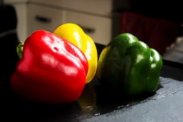 Foto peperone dolce con sfondo cucina