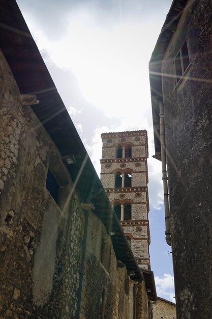 Photo bell tower of the cathedral santa maria assunta in the historical center of sermoneta italy