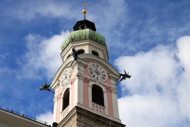 Foto orologio del campanile a innsbruck austria