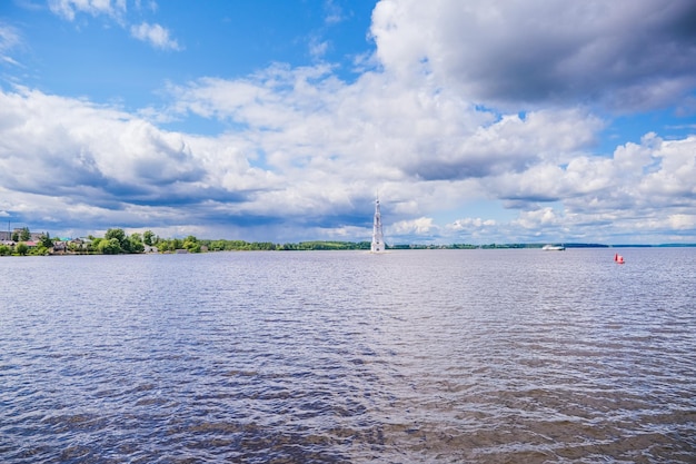 Photo the bell tower surrounded on all sides by water in the city of kalyazin russia