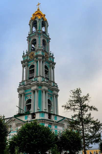 Foto campanile della trinità lavra di san sergio a sergiev posad russia