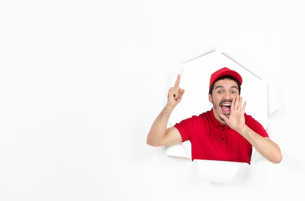 Bellen jonge koerier in rood uniform op wit