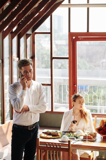 Bellen man in restaurant