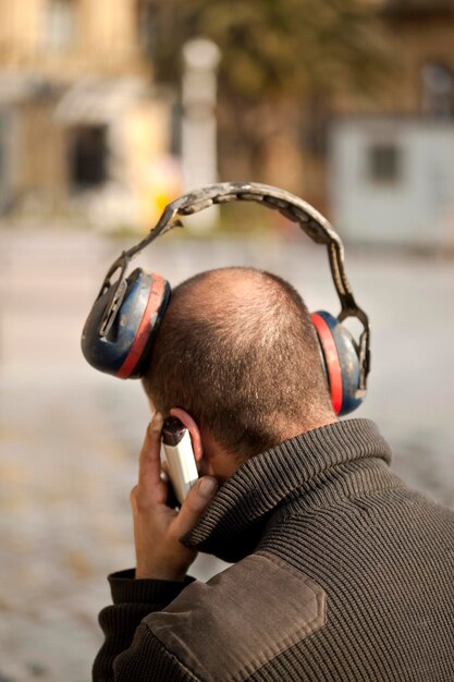 Bellen met mobiel en koptelefoon