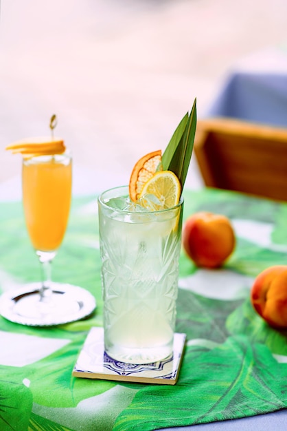 Bellini-cocktail staat op tafel op het terras van de bar in de binnenstad