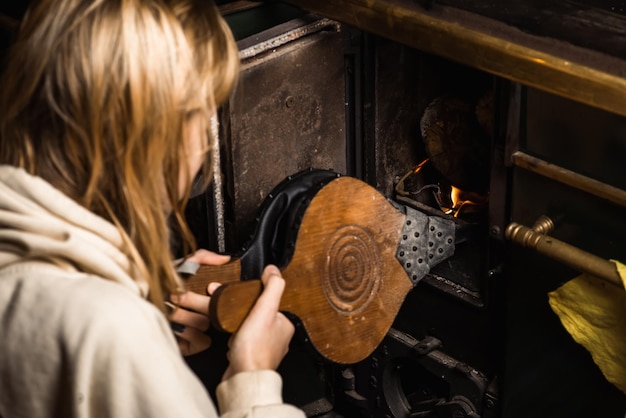 Меха для растопки камина Женщина топит печь