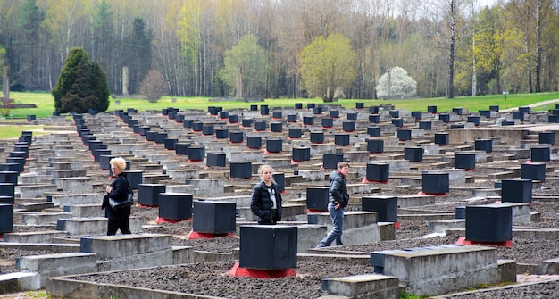 Foto le campane di khatyn. il cimitero dei villaggi bruciati.