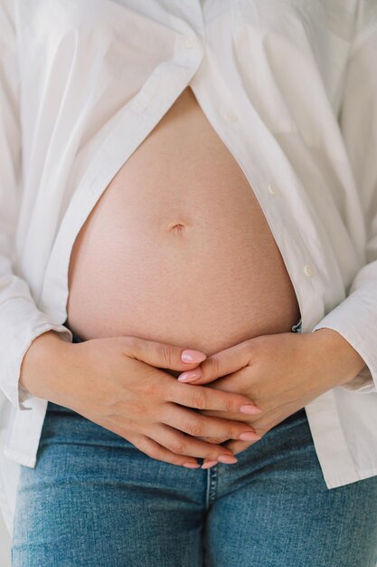 Photo belly of pregnant woman closeup belly of a pregnant woman