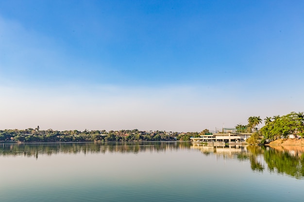 Belo horizonte, minas gerais, brasile. vista del lago pampulha in una bella giornata di sole e cielo blus