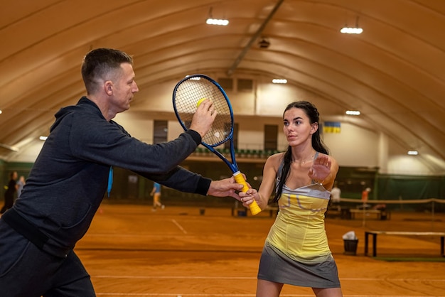 Любимая жена улыбается перед игрой в теннис на выходных с красивым мужем