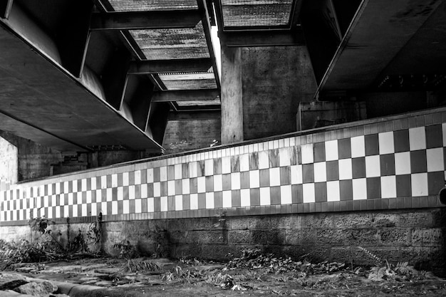 写真 古い橋の下の景色