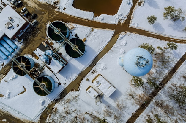 Beluchtingsstation, rioolwaterzuiveringsinstallatie afvalwaterzuiveringsinstallatie. Luchtfoto drone weergave