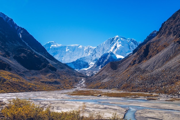 Belukha Berg pittoreske kloof gletsjer weergave Akkem rivier rivierbedding Bergvallei prachtige kloof weergave stock photography Altai gebergte