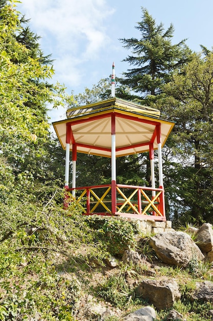 Foto belvedere nel giardino botanico nikitsky
