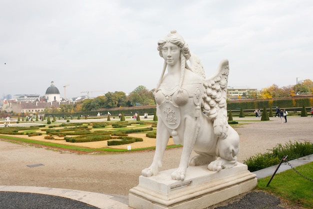 Belvedere paleiscomplex en het groene park in barokstijl.