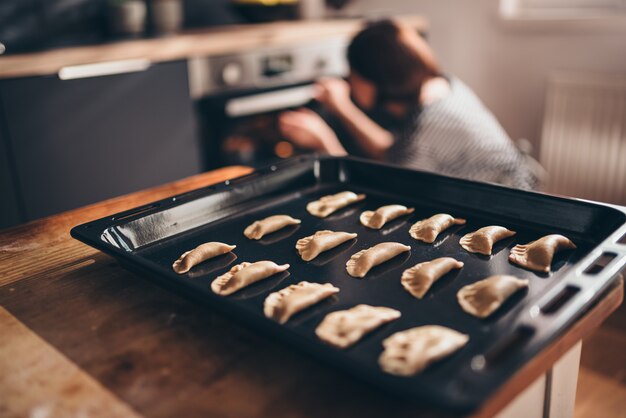 Bemande koekjes op dienblad