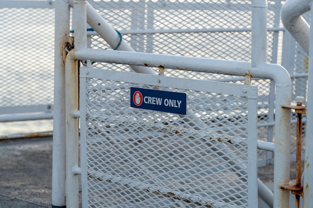 Bemanning tekent alleen op een passagiersveerboot Gebied voor personeel