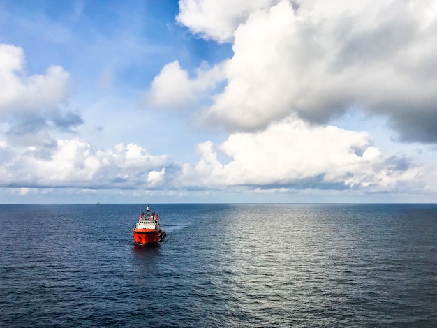 Bemanningsboot en bevoorradingsschip bij offshore olie en gas