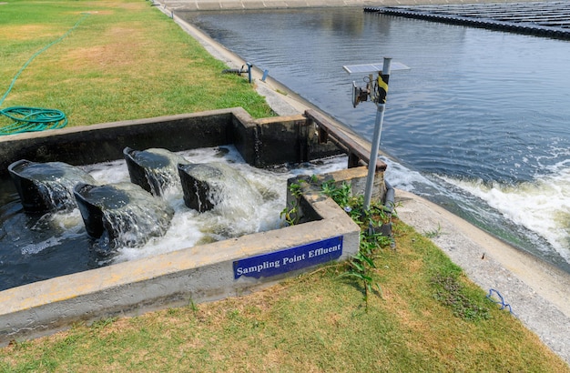 Foto bemonsteringspunt effluent in afvalwaterzuiveringssysteem van industriële installaties, milieuwetenschappen en hergebruik van afvalwater