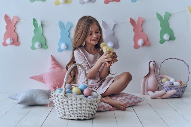 ben je klaar om te vieren? schattig klein meisje speelt met een speelgoedeend en lacht