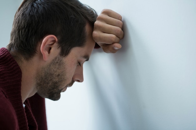 Benadrukt man leunend op de muur