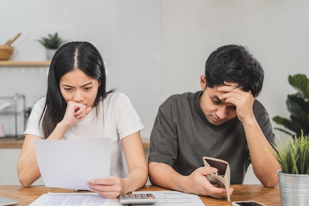 Benadrukt probleem aziatisch jong stel liefde man vrouw berekenen lening open lege portemonnee portemonnee geen geld hebben voor rekening betaling creditcard of onkosten Faillissement failliet of schuld financiële hypotheek