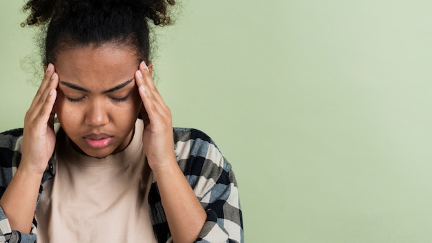 Foto benadrukte vrouw met hoofdpijn