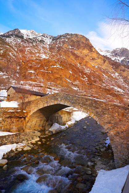 Benasque brug over Esera-rivier in Huesca Spanje