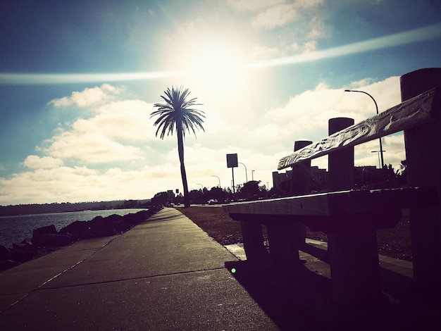 Photo bench by sea against sky