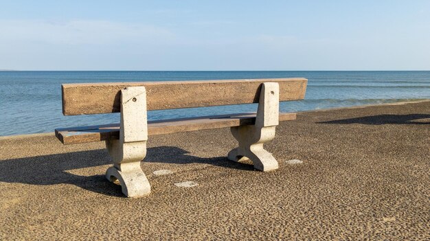 写真 夏の日に海の海岸の空のベンチ