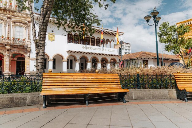 Photo a bench in front of a gobernation of azuay