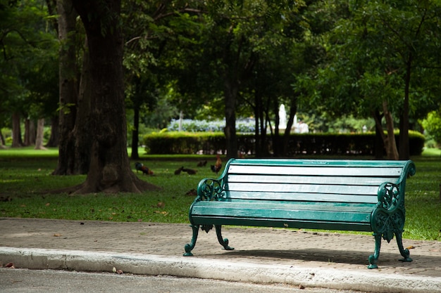 Скамейка в парке.