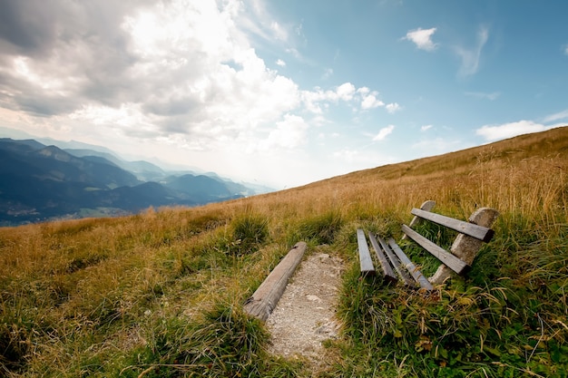 オーストリアのアルプスを眺めながらリラックスできるベンチとテーブル