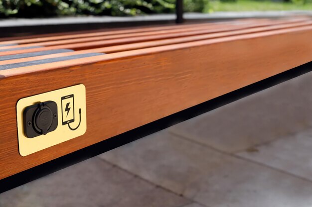 Photo a bench with a built-in panel for charging phones. a place for charging gadgets and relaxing. new te