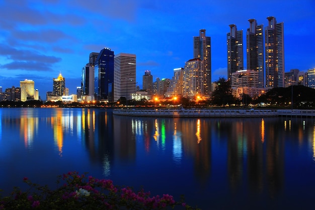 Benchakitti park bangkok city notte tailandia