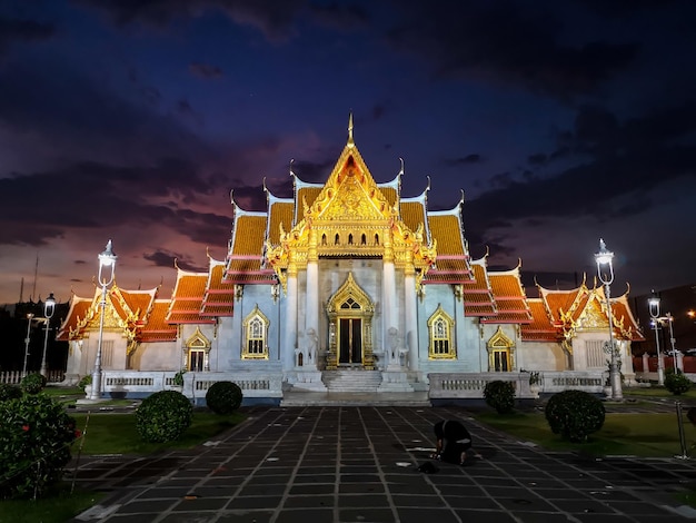 Photo benchamabophit temple is a beautiful temple both during the day and at night