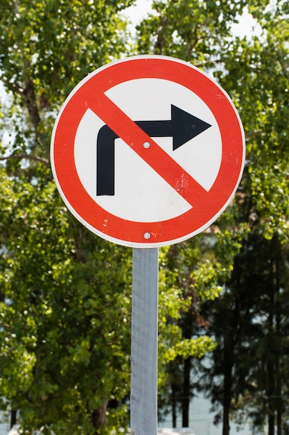 금지 된 교통 표지를 오른쪽으로 구부리십시오