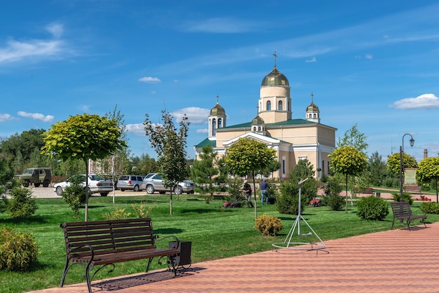 Бендеры, Молдова 06.09.2021. Церковь Александра Невского возле Тигинской крепости в Бендерах, Приднестровье или Молдова, в солнечный летний день