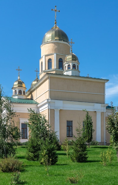 Foto bender, moldavia 06.09.2021. chiesa di alexander nevsky vicino alla fortezza di tighina a bender, transnistria o moldavia, in una soleggiata giornata estiva