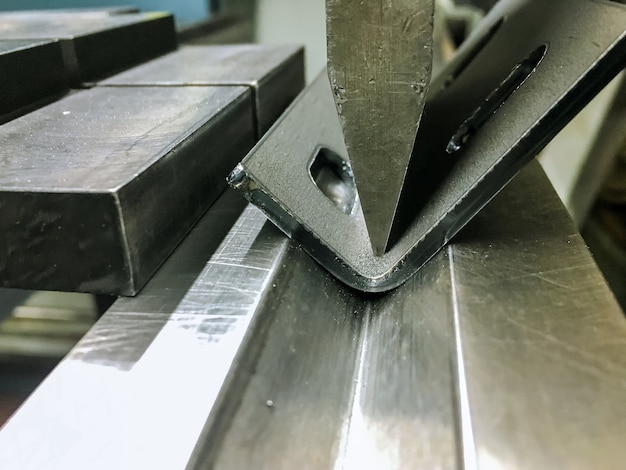 Photo bending sheet metal with a hydraulic bending machine