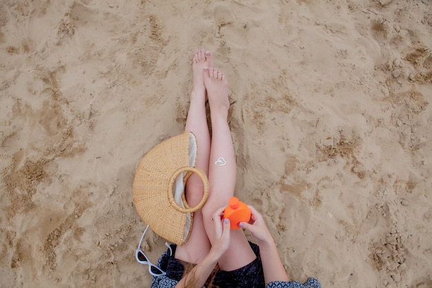 Benen bescherming tegen de uv-stralen van de zon die zonnebrandcrème zonnebrandcrème aanbrengen