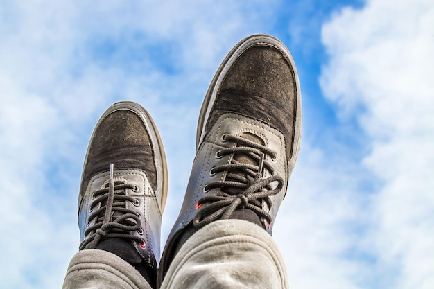 Benen in sneakers tegen de lucht