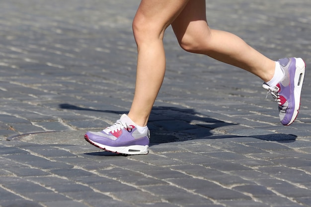 Benen met atleten op de baan. sport en gezondheid